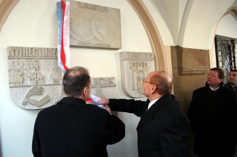 Odsłonięcie tablicy pamiątkowej na ratuszu